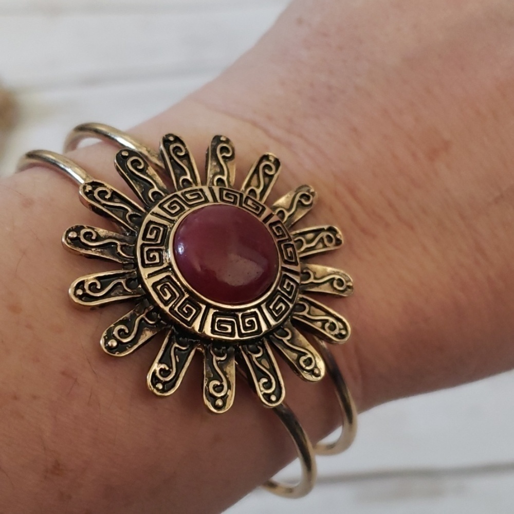 Cato gold tone bracelet NWOT - Picture 3 of 3